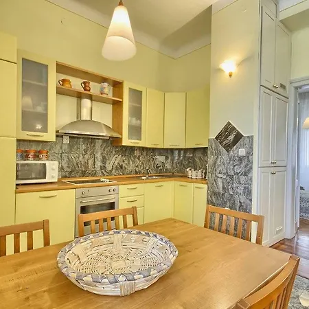 Any Apartman *